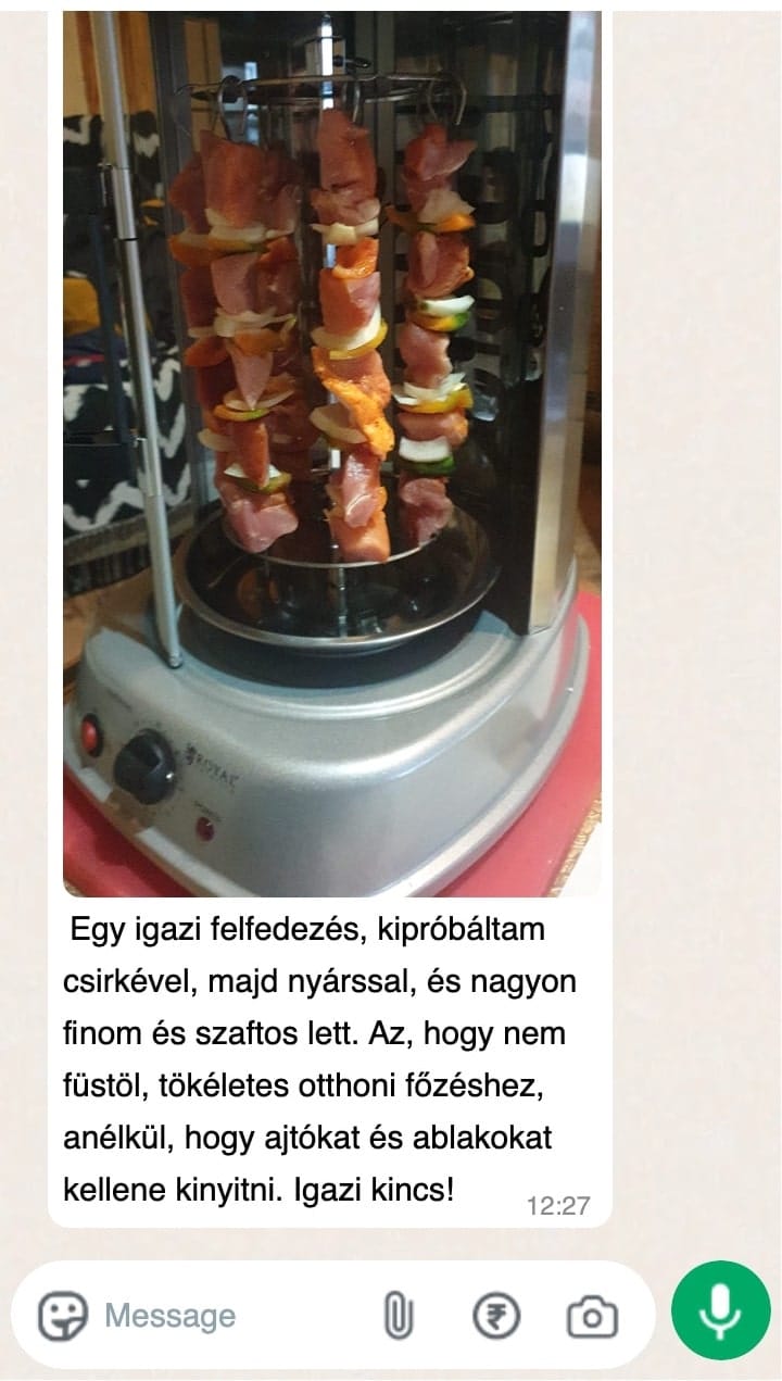 Húsos nyárs grillezés közben, hús, zöldség és fűszerek.