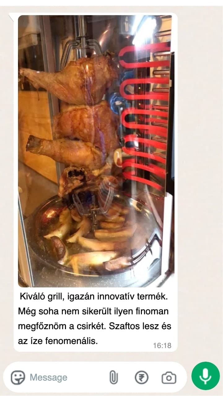 Függőleges grill húsokkal és zöldségekkel, modern konyhai készülék.